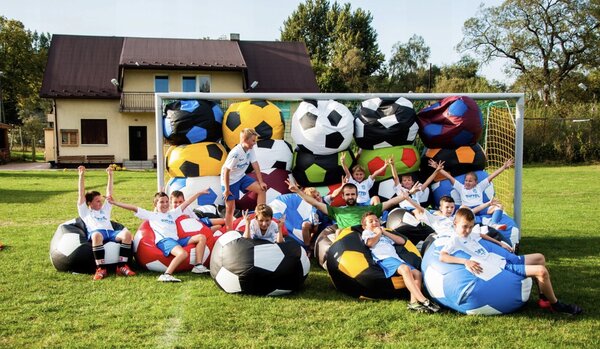 JAKS Sedací vak futbalová lopta s podnožkou čierno červená