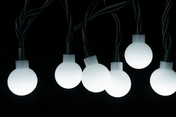 Vnútorná LED vianočná reťaz s guľôčkami - studená biela, 10m, 80 LED