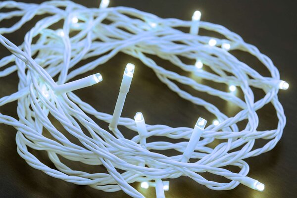 Vonkajšia vianočná LED reťaz, studená biela, biely kábel, 30m, 300 LED