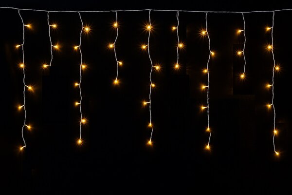 Vnútorný LED vianočný záves na batérie – teplá biela, 3 m, 92 LED, s programami