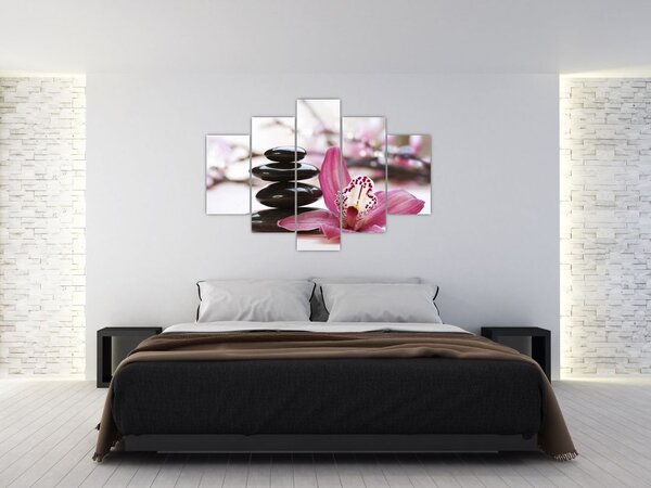 Obraz masážnych kameňov a orchidey na vode (150x105 cm)