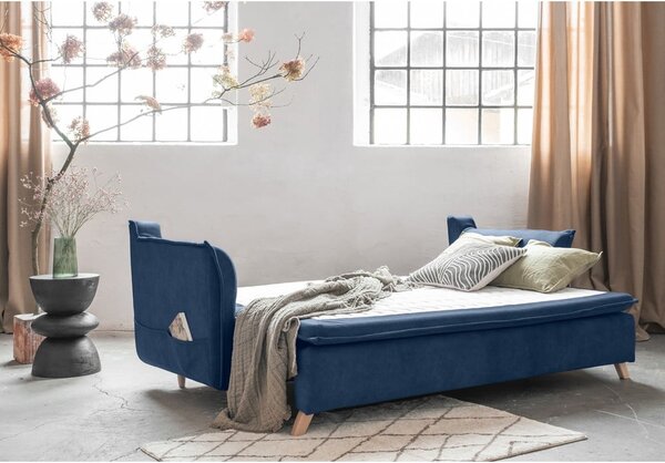 Tmavomodrá zamatová rozkladacia pohovka 225 cm Charming Charlie – Miuform