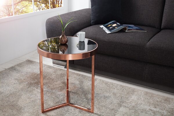 Estila Art deco okrúhly medený kovový príručný stolík Lava s čiernou lesklou sklenenou doskou a trojramennou podstavou 50 cm