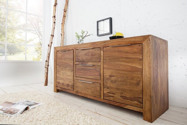 Estila Moderný obdĺžnikový príborník Massive z lakovaného hnedého sheeshamového dreva s dvomi dvierkami a tromi zásuvkami 135 cm