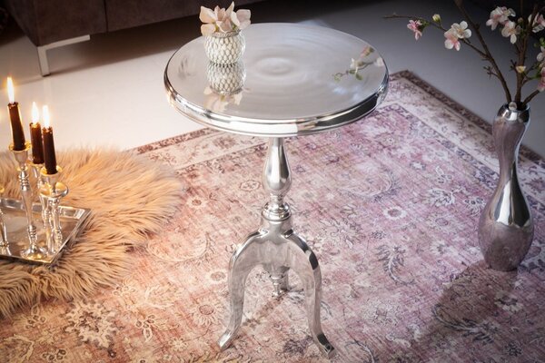 Estila Štýlový barokový glamour okrúhly strieborný príručný stolík Modern Barock z chrómu s tromi kabriolovými nožičkami 55 cm