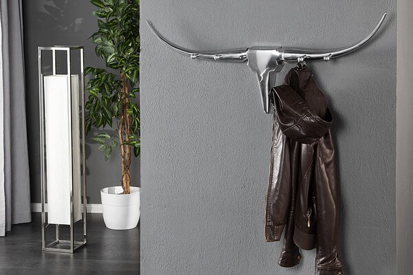 Estila Štýlový glamour nástenný kovový vešiak Bull s vidieckym nádychom v striebornej chrómovej farbe so štyrmi háčikmi 100 cm