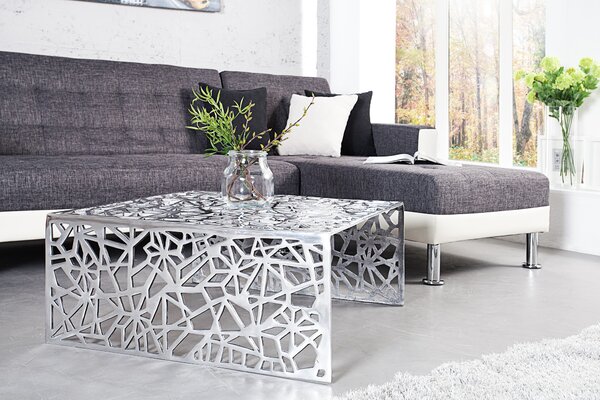 Estila Dizajnový art deco strieborný štvorcový kovový konferenčný stolík Ideal s geometrickými vyrezávanými vzormi 60 cm