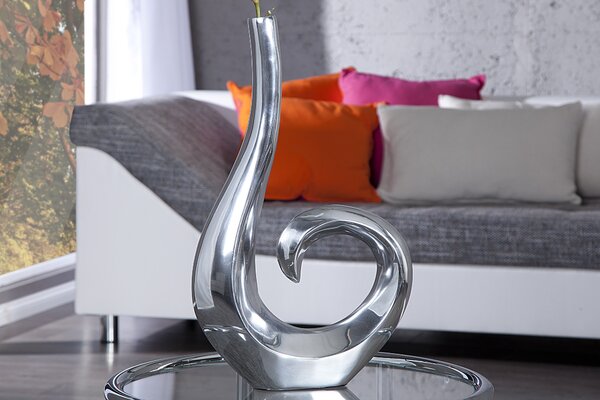 Estila Dizajnová glamour kovová váza Vlna v striebornej farbe s asymetrickou zatočenou siluetou 48 cm