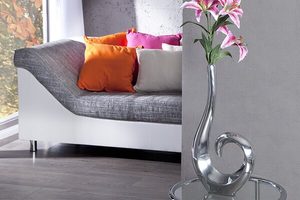 Estila Dizajnová glamour kovová váza Vlna v striebornej farbe s asymetrickou zatočenou siluetou 48 cm