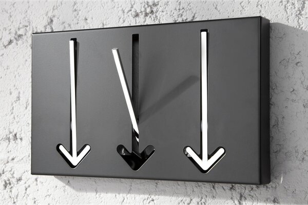 Estila Dizajnový obdĺžnikový kovový moderný čierny závesný nástenný vešiak Arrow v podobe strieborných šípok 30 cm