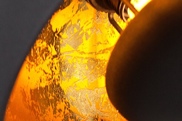 Estila Industriálna čierna závesná lampa Raval s tromi okrúhlymi tienidlami s obdĺžnikovou krytinou so zlatými detailmi 140 cm