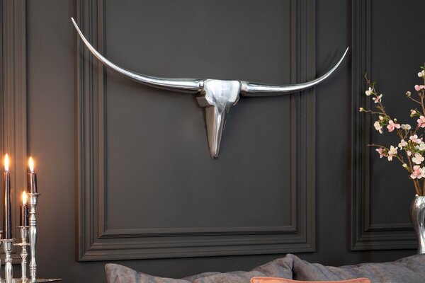 Estila Glamour závesná nástenná dekorácia Longhorn v tvare býčej lebky z lesklého chrómového kovu v striebornej farbe 99 cm