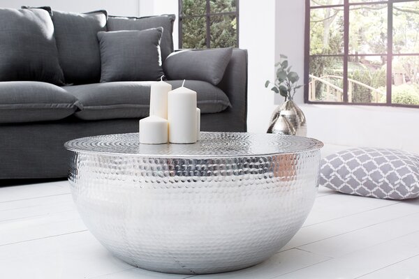 Estila Glamour okrúhly strieborný konferenčný stolík Hammerblow z kovu s kladivkovým vybíjaním a polguľovou podstavou 60 cm