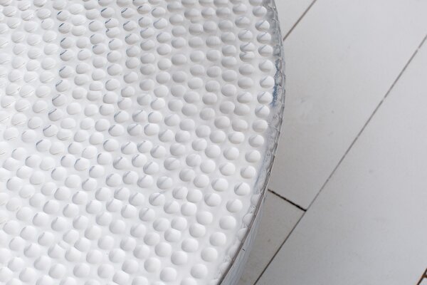 Estila Glamour okrúhly strieborný konferenčný stolík Hammerblow z kovu s kladivkovým vybíjaním a polguľovou podstavou 60 cm