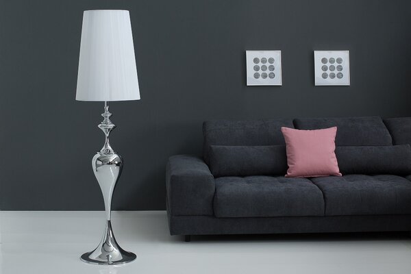 Estila Glamour stojaca lampa Lucie s tvarovanou chrómovou podstavou v striebornej farbe a bielym okrúhlym tienidlom z nylonu 160 cm