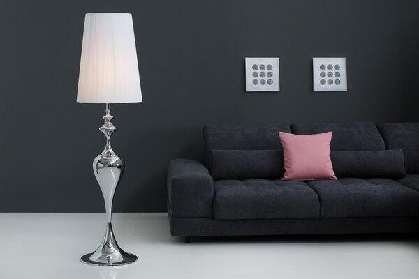 Estila Glamour stojaca lampa Lucie s tvarovanou chrómovou podstavou v striebornej farbe a bielym okrúhlym tienidlom z nylonu 160 cm