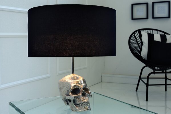Estila Štýlová glamour okrúhla kovová strieborná stolná lampa Skull s nohou v podobe lebky a čiernym textilným tienidlom 44 cm