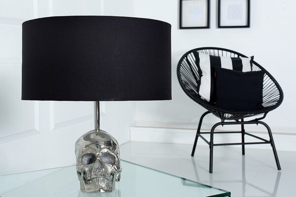 Estila Štýlová glamour okrúhla kovová strieborná stolná lampa Skull s nohou v podobe lebky a čiernym textilným tienidlom 44 cm