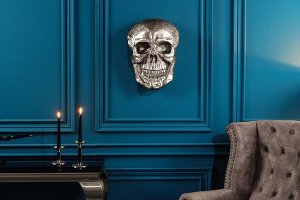 Estila Glamour závesná nástenná dekorácia Skull z kovu v striebornom prevedení v tvare lebky 40 cm