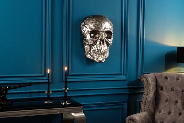 Estila Glamour závesná nástenná dekorácia Skull z kovu v striebornom prevedení v tvare lebky 40 cm