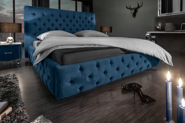 Estila Chesterfield manželská posteľ Kreon v modrom zamatovom poťahu na matrac 180x200cm