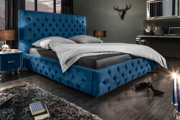 Estila Chesterfield manželská posteľ Kreon v modrom zamatovom poťahu na matrac 180x200cm