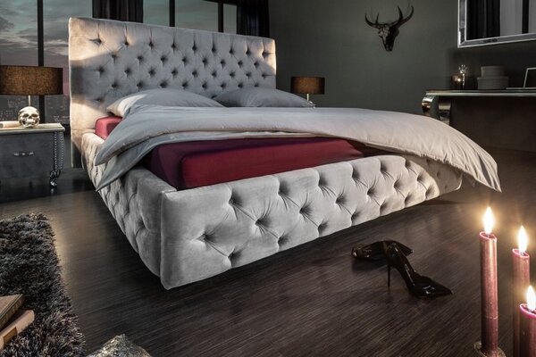 Estila Chesterfield čalúnená sivá zamatová posteľ Kreon I s vysokým čelom 210cm