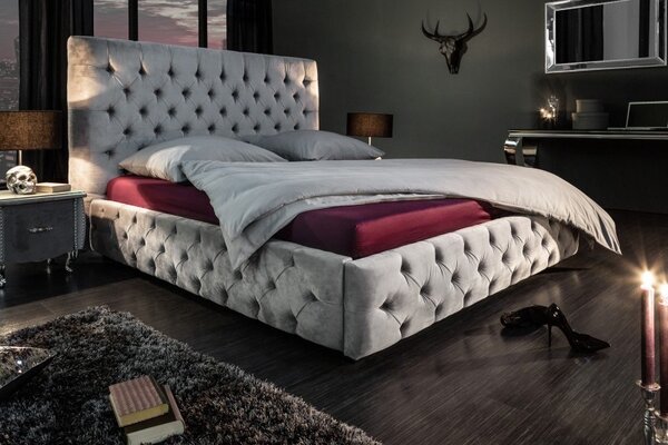 Estila Chesterfield čalúnená sivá zamatová posteľ Kreon I s vysokým čelom 210cm