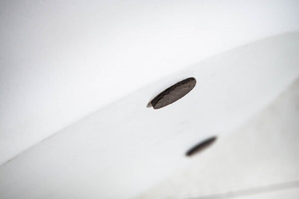 Estila Moderný okrúhly konferenčný stolík Sevii z kovu a dreva s úložným priestorom 61cm