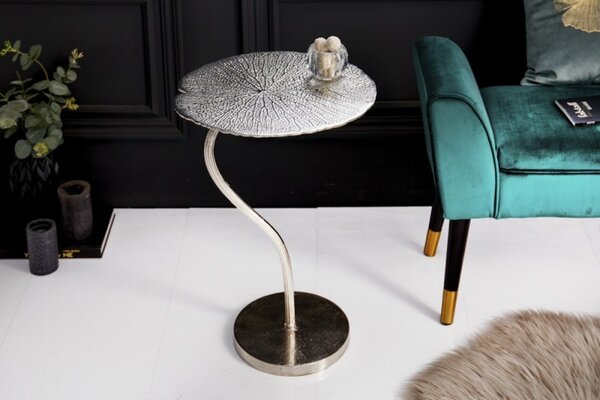 Estila Art-deco štýlový príručný stolík Zapalota z kovu v tvare listu v striebornej farbe 40cm