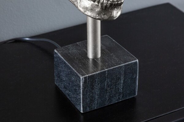 Estila Art deco strieborná stolná lampa Uma s kovovou lebkou, čiernym okrúhlym tienidlom a mramorovou podstavou 56cm