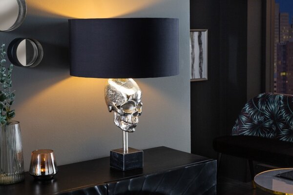 Estila Art deco strieborná stolná lampa Uma s kovovou lebkou, čiernym okrúhlym tienidlom a mramorovou podstavou 56cm