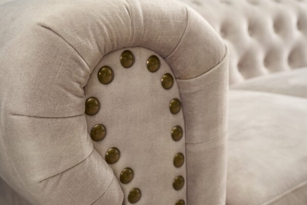 Estila Luxusné chesterfield kreslo Contessa s čalúnením vo farbe šampanského s prešívaním a kovovým zdobením 105cm