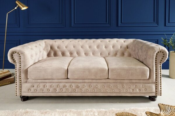Estila Chesterfield sedačka Contessa do obývačky v svetlej farbe šampanského s drevenými nožičkami 200cm