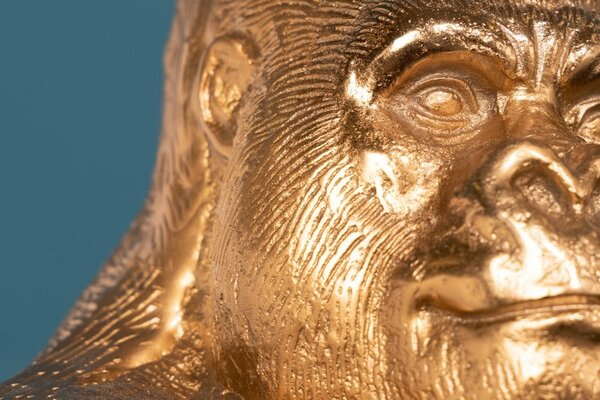 Estila Luxusná art deco dekoračná soška gorily Wilde z kovu v zlatej farbe 43cm
