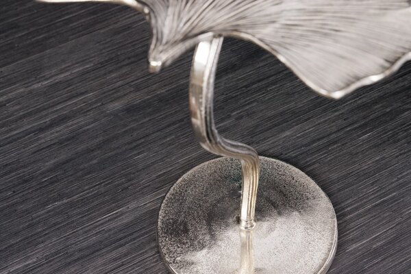 Estila Art-deco dizajnový príručný stolík Ginko v tvare listu strieborný 53cm