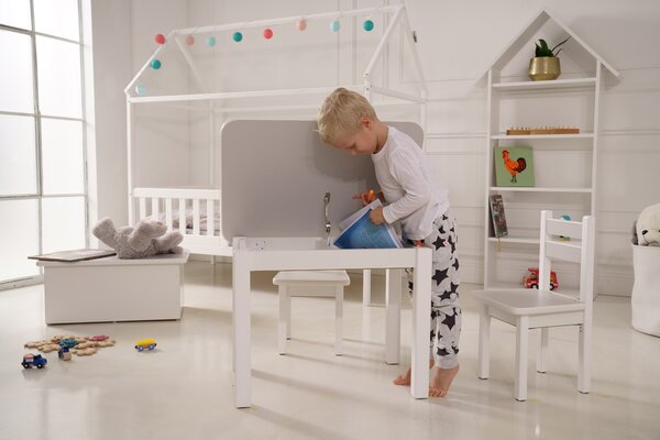 Detský svetlo šedý stolík otvárací s dvoma priehradkami