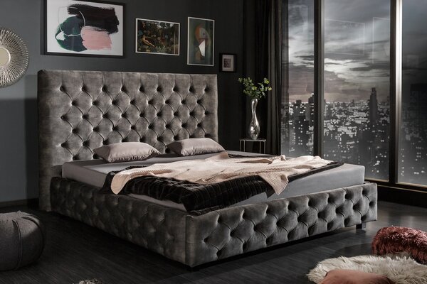Estila Luxusná čalúnená posteľ Kreon s Chesterfield prešívaním sivá