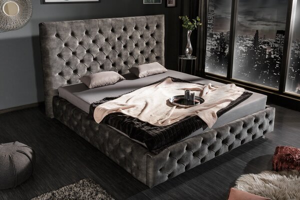 Estila Luxusná čalúnená posteľ Kreon s Chesterfield prešívaním sivá