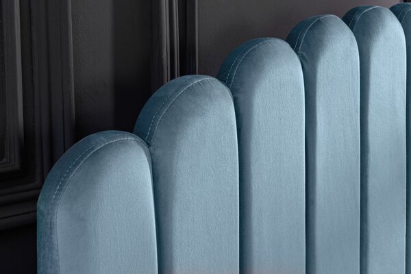 Estila Art deco manželská posteľ Aqumarine svetlomodrej farby zo zamatu s čiernymi nožičkami 140x200