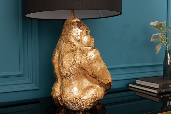 Estila Dizajnová stolná lampa Apell s kovovou podstavou v zlatej farbe v tvare gorily a s kruhovým čiernym tienidlom 60 cm
