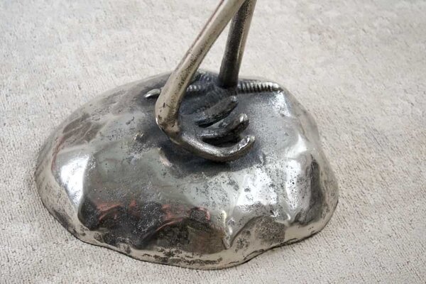 Estila Dizajnový okrúhly príručný stolík Ardea so skulpturálnou podstavou v tvare volavky v striebornej farbe 88 cm