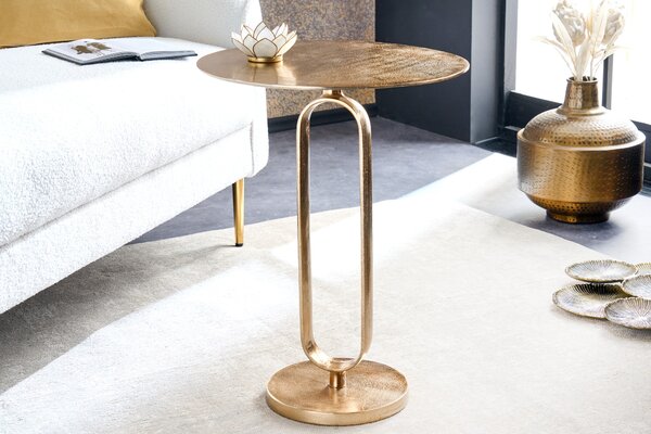Estila Art deco okrúhly zlatý kovový príručný stolík Zendy s glamour nádychom 60 cm