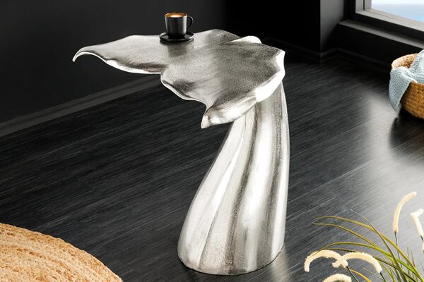 Estila Štýlový art deco kovový príručný stolík Whale v striebornej farbe v podobe veľrybieho chvostu 60 cm