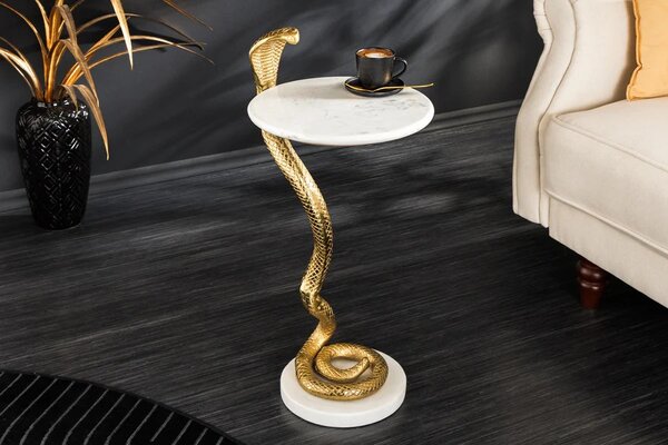 Štýlový art deco kovový zlatý príručný stolík Tierra Glam s okrúhlou mramorovou doskou a nohou v podobe hada 63 cm