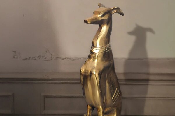 Estila Art deco dizajnová kovová zlatá socha psa Nartas v sedacej polohe 69 cm
