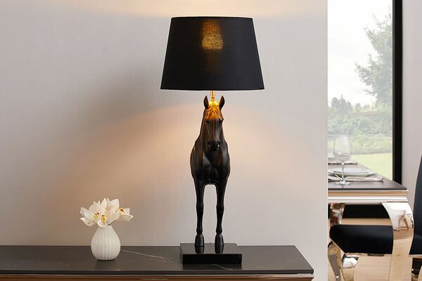 Estila Moderná stolná lampa Equina s čiernym tienidlom so zlatým vnútrom a čiernou akrylovou sochou koňa na mramorovej podstave 75 cm