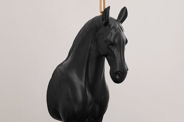 Estila Moderná stolná lampa Equina s čiernym tienidlom so zlatým vnútrom a čiernou akrylovou sochou koňa na mramorovej podstave 75 cm
