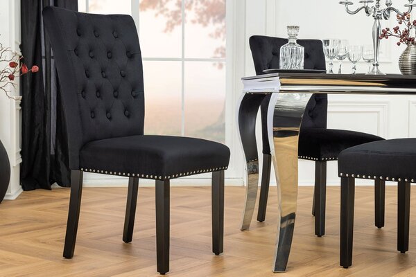 Estila Chesterfield jedálenská čalúnená stolička Silloth s čiernym zamatovým poťahom so striebornými nitmi s prešívaným operadlom 95 cm