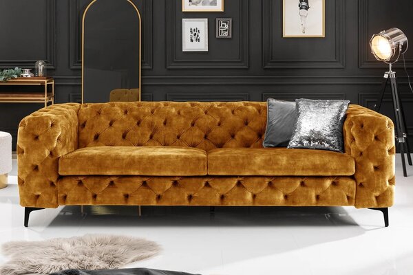 Estila Luxusná trojmiestna chesterfield sedačka Modern Barock so zamatovým poťahom s prešívaním v horčicovej farbe s nožičkami 235 cm